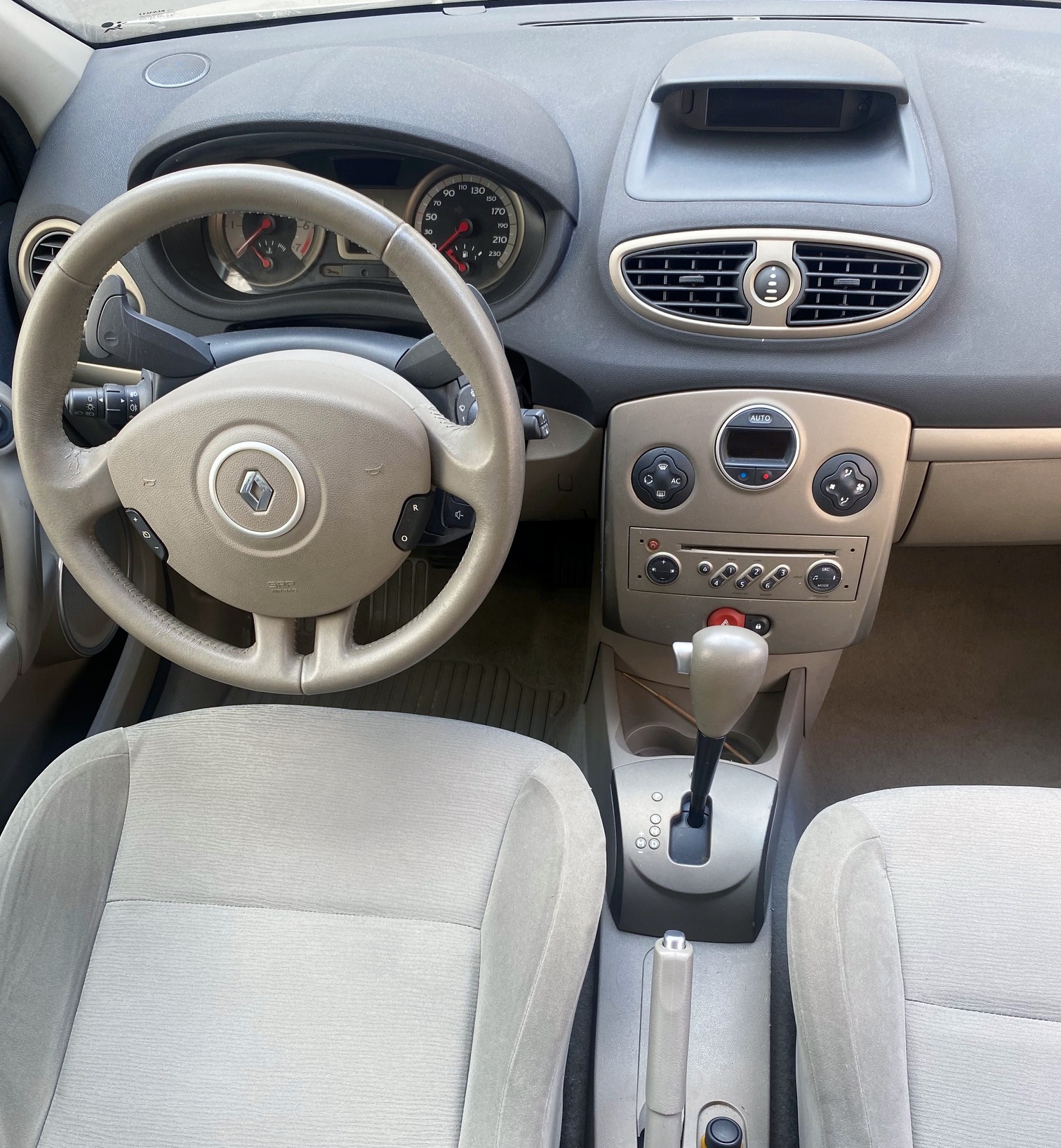 ￼RENAULT CLIO III 5 Portes 1.6 i 16V 111 cv Boîte auto PRIVILLEGE 8