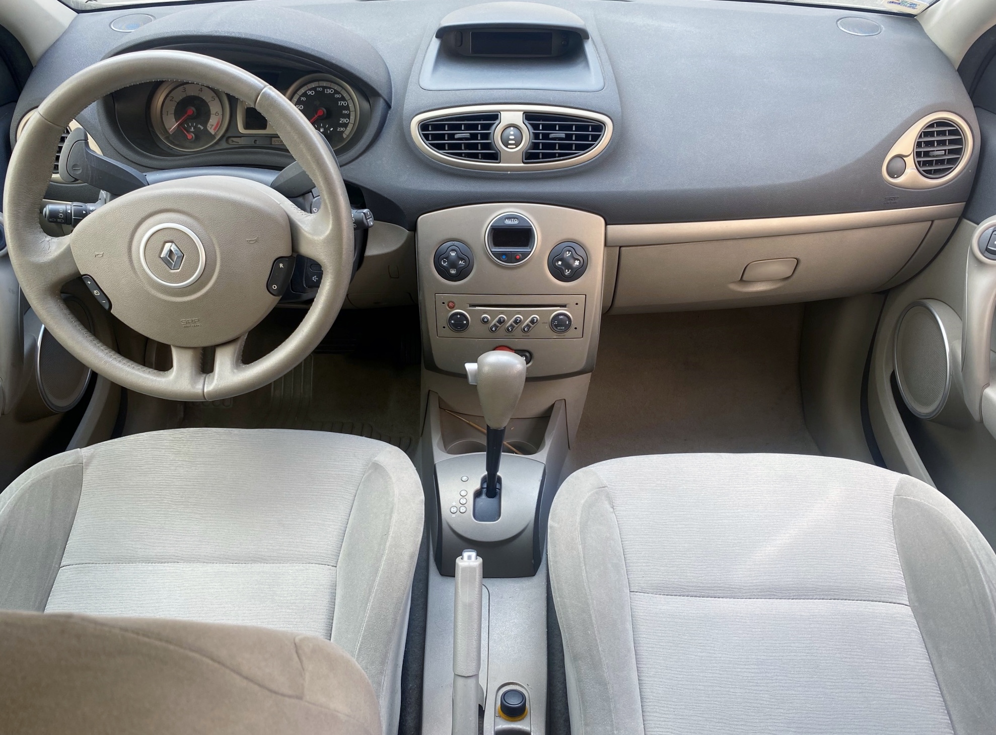 ￼RENAULT CLIO III 5 Portes 1.6 i 16V 111 cv Boîte auto PRIVILLEGE 7