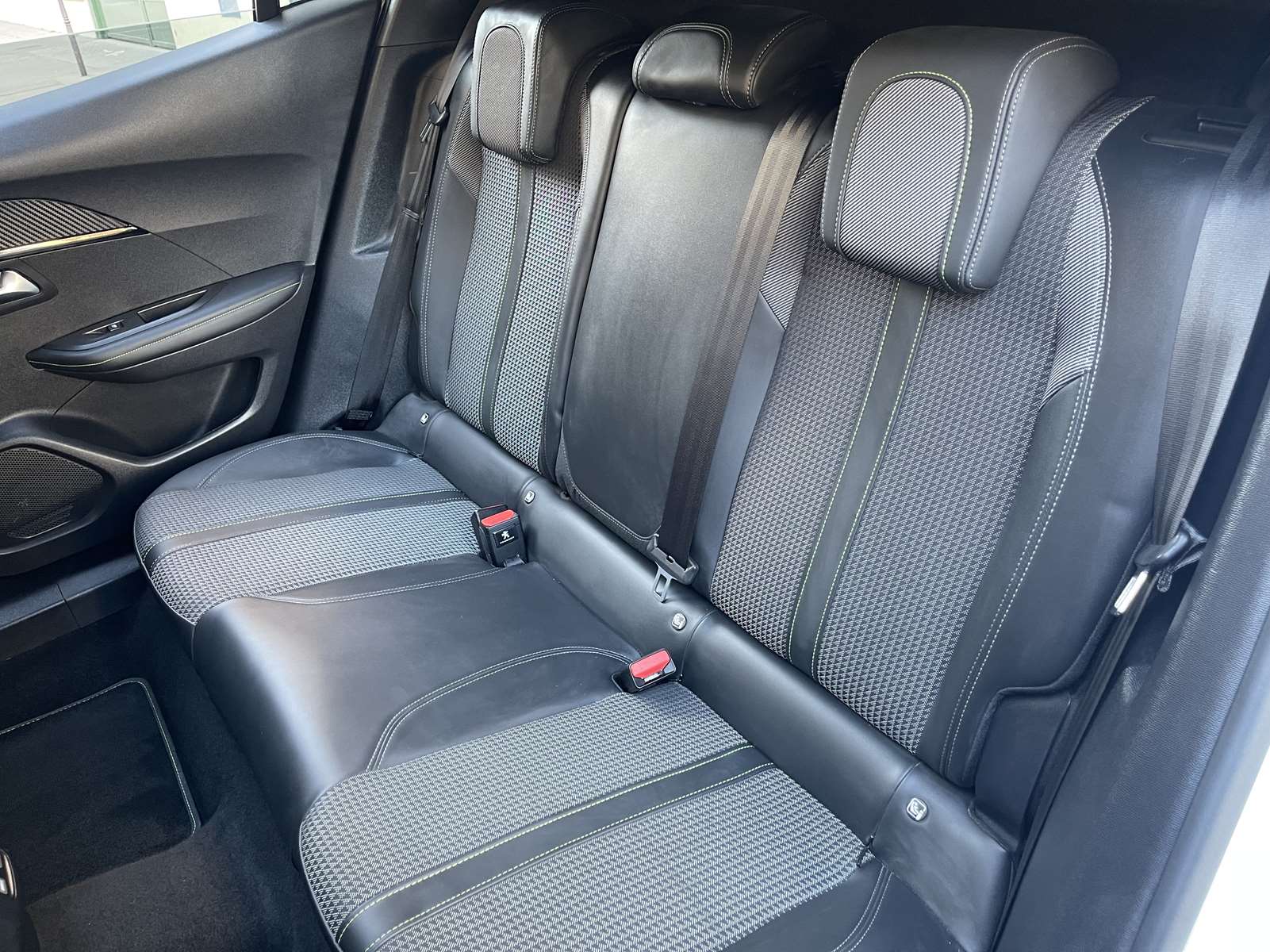 Peugeot 2008 155ch S&S GT Pack EAT8 1ère main toit pano 9