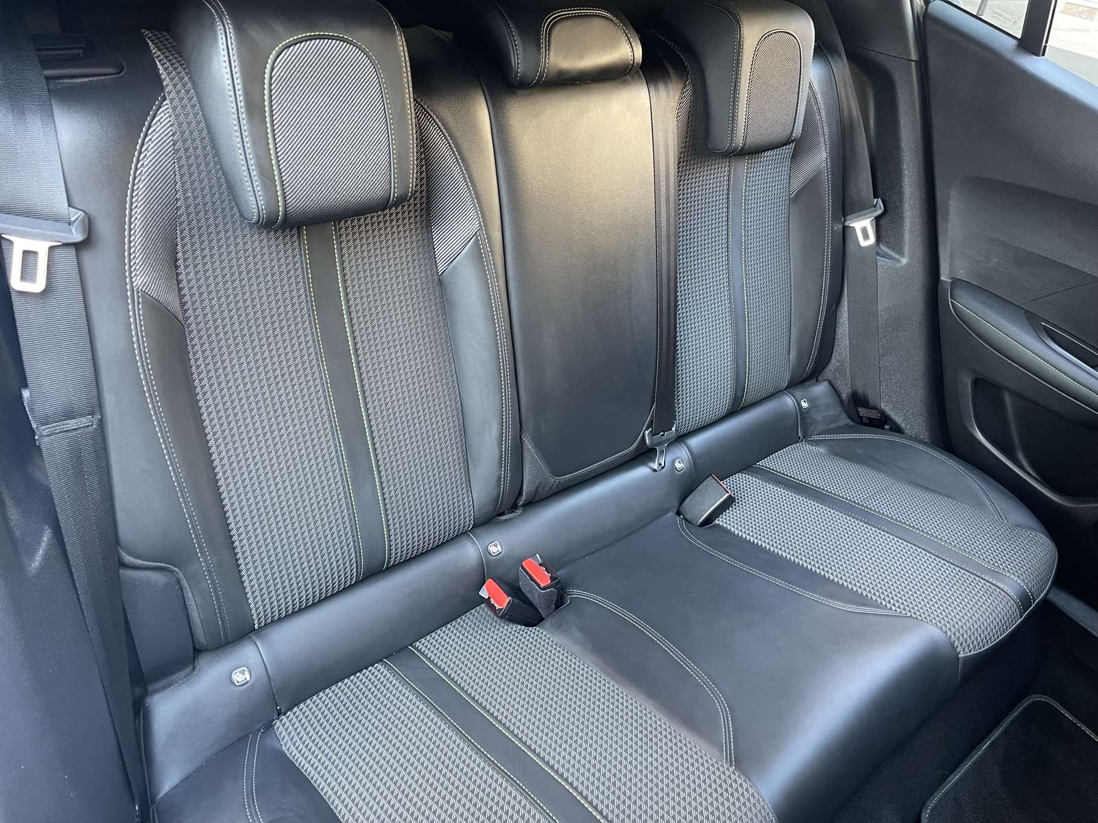 Peugeot 2008 155ch S&S GT Pack EAT8 1ère main toit pano 10