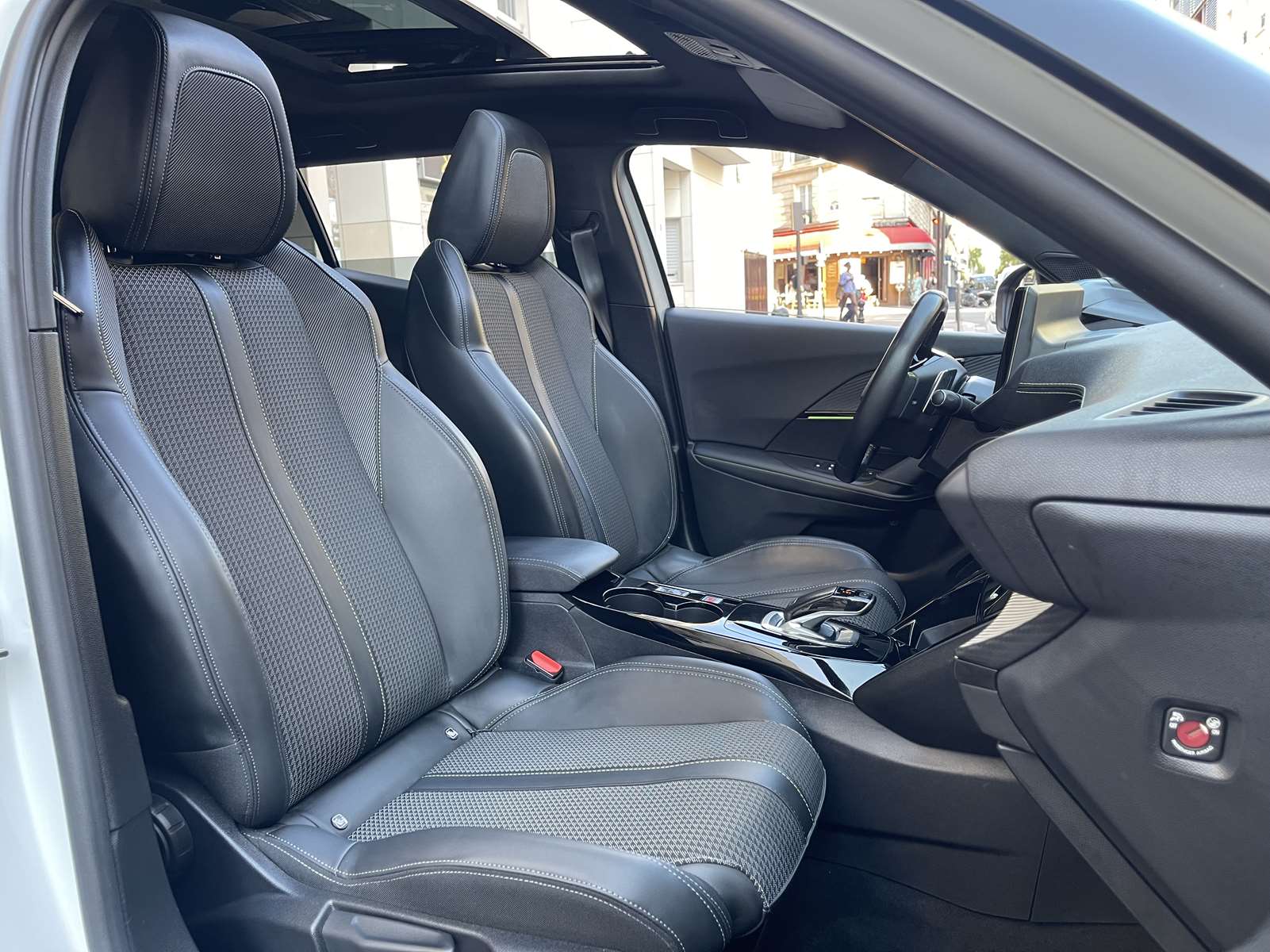 Peugeot 2008 155ch S&S GT Pack EAT8 1ère main toit pano 11