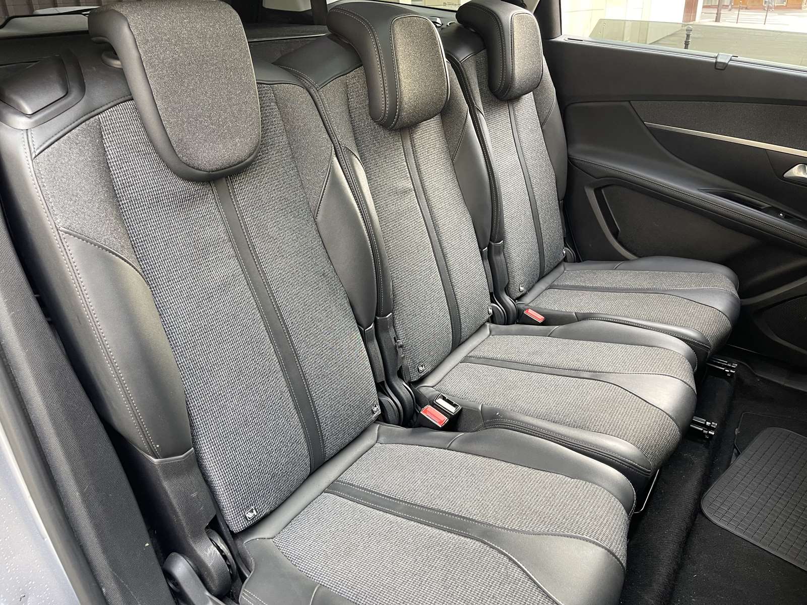 PEUGEOT 5008 1.2 PureTech 130ch E6.3 Allure S&S EAT8 10