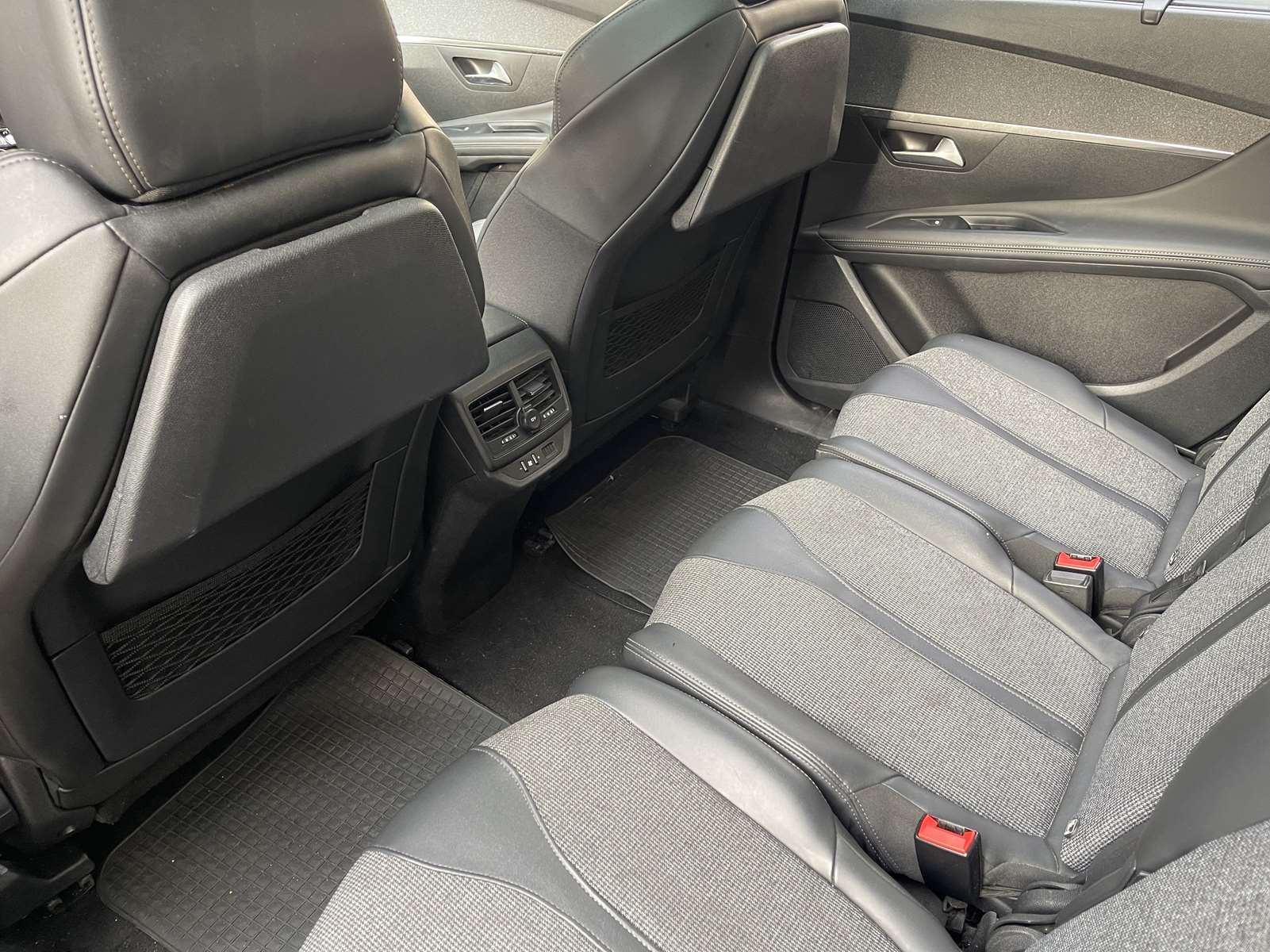 PEUGEOT 5008 1.2 PureTech 130ch E6.3 Allure S&S EAT8 15