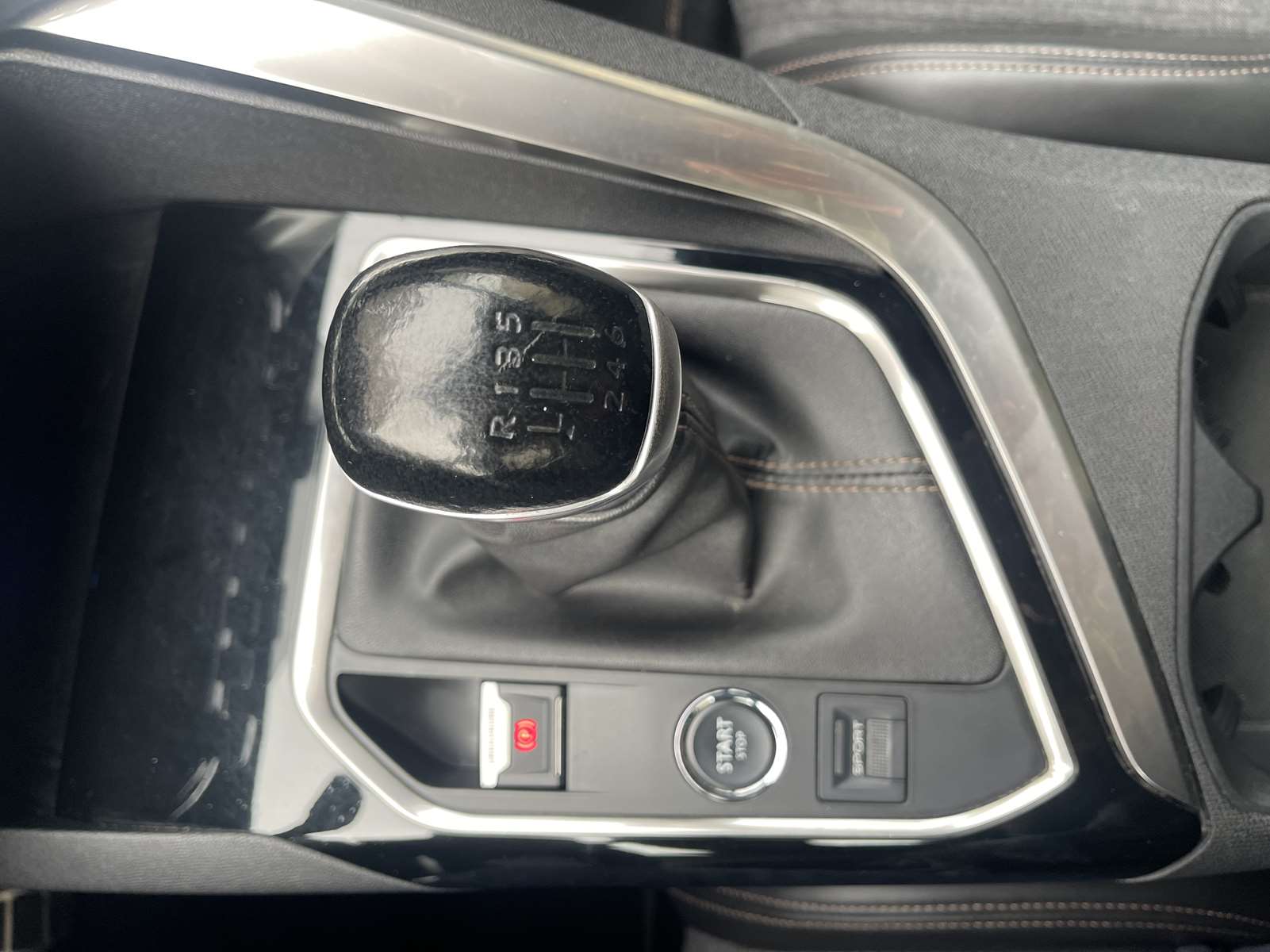 PEUGEOT 5008 II 1.2 PURETECH 130 S&S GT LINE Toit panoramique 24