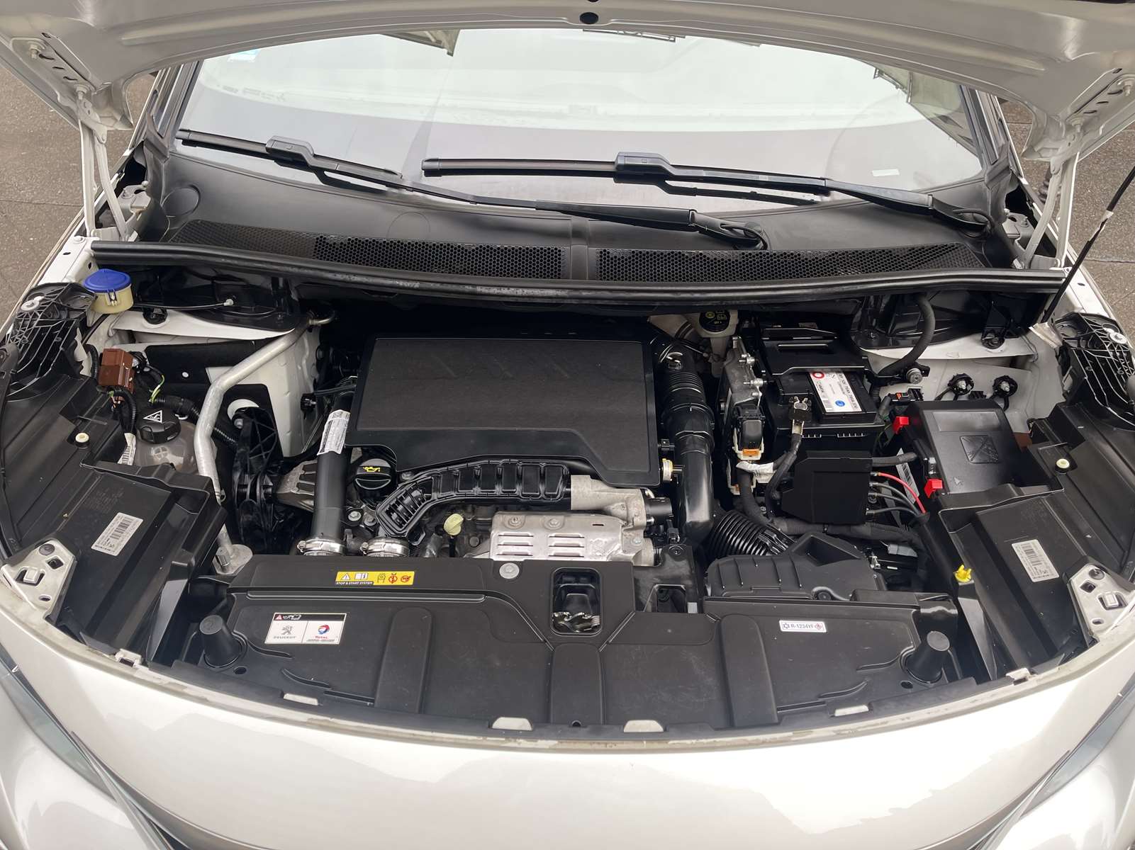 PEUGEOT 5008 II 1.2 PURETECH 130 S&S GT LINE Toit panoramique 27