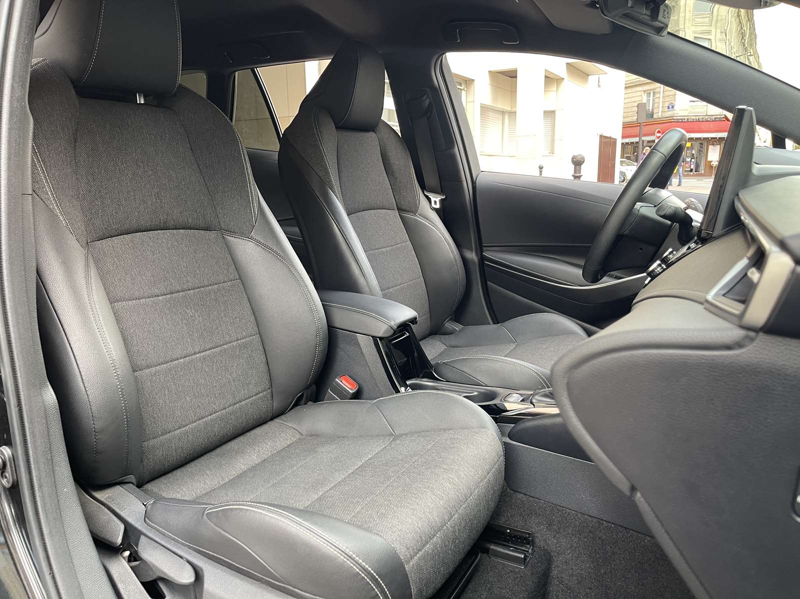 TOYOTA Corolla Touring 1.8 140ch Dynamic Business MY25 11