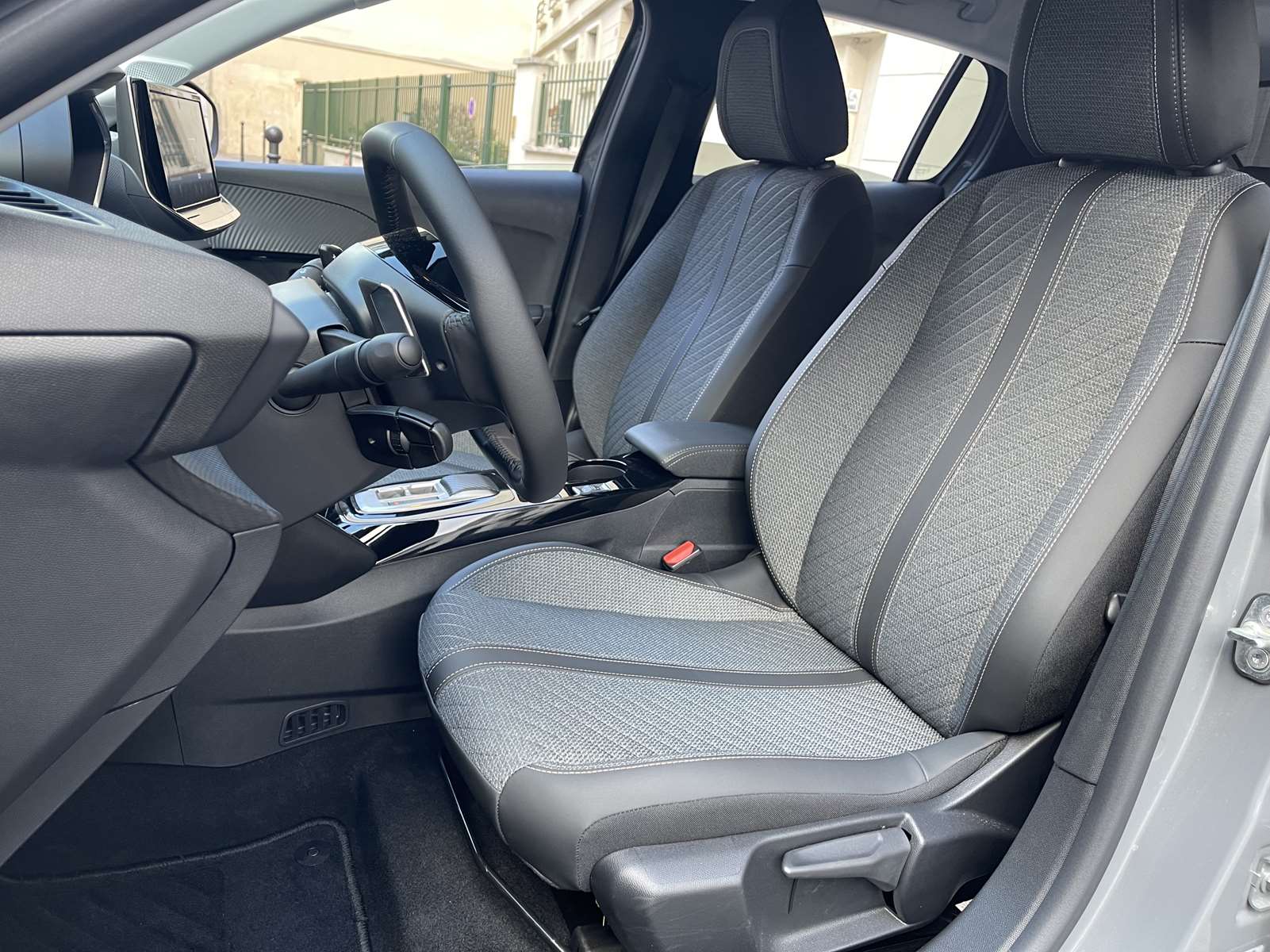 PEUGEOT 208 II ALLURE Hybrid e-DSC6 110ch GRIS SELENUIM 1ère main 8