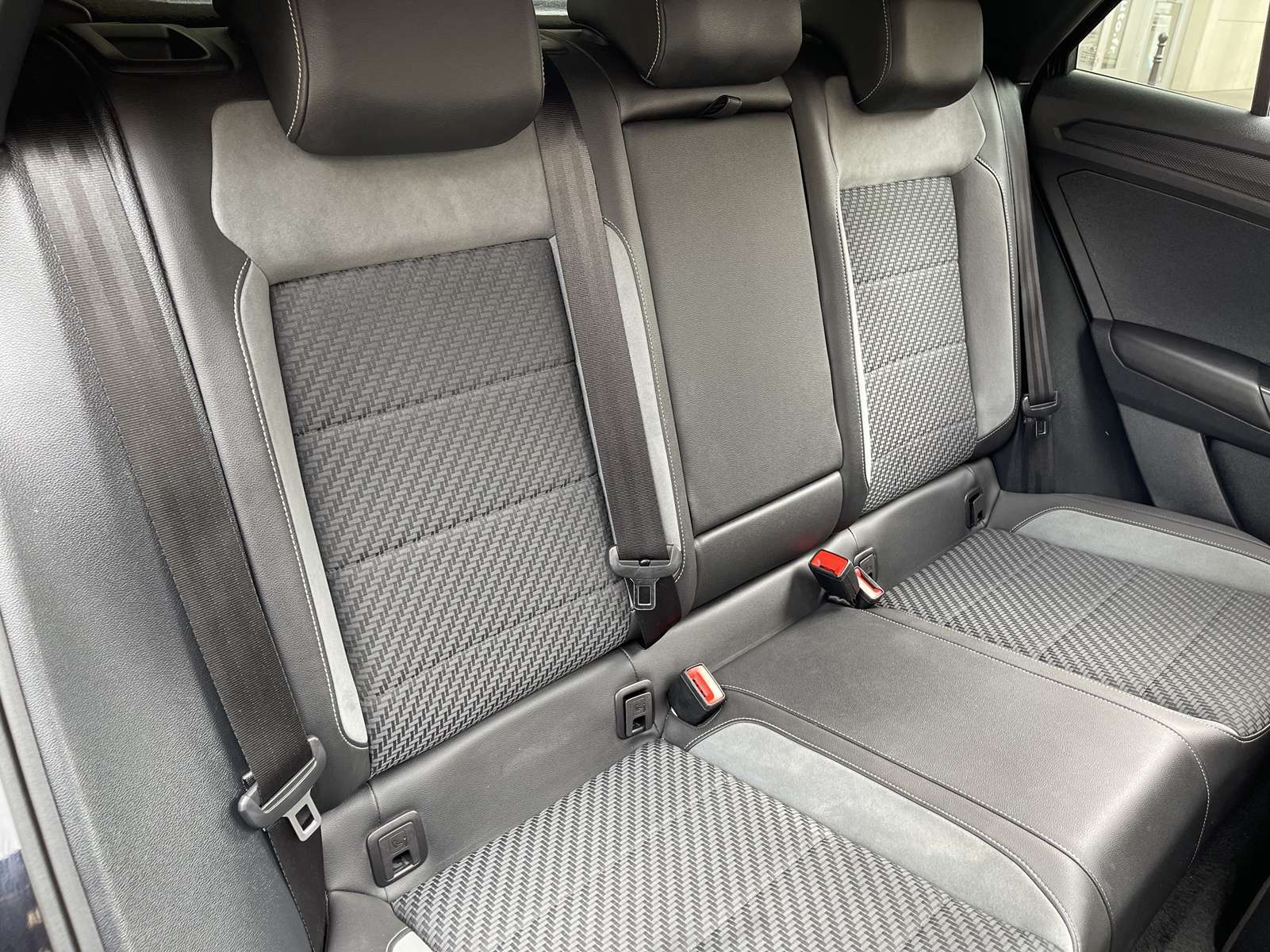 VOLKSWAGEN T-ROC 2.0 TDI 150 R-LINE DSG7 10